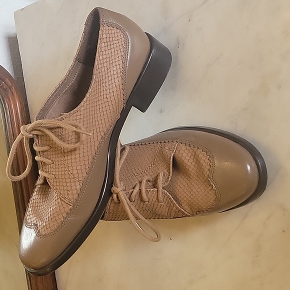 AEROSOLES Taupe Leather Oxfords 9M - Picture 1 of 14